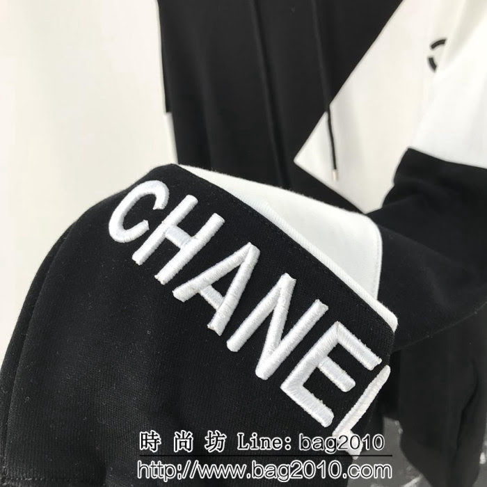 CHANEL香奈兒 18秋冬新款 小字母logo立體刺繡 黑白拼接 加絨加厚連帽衛衣 ins明星同款 男女同款 ydi1388